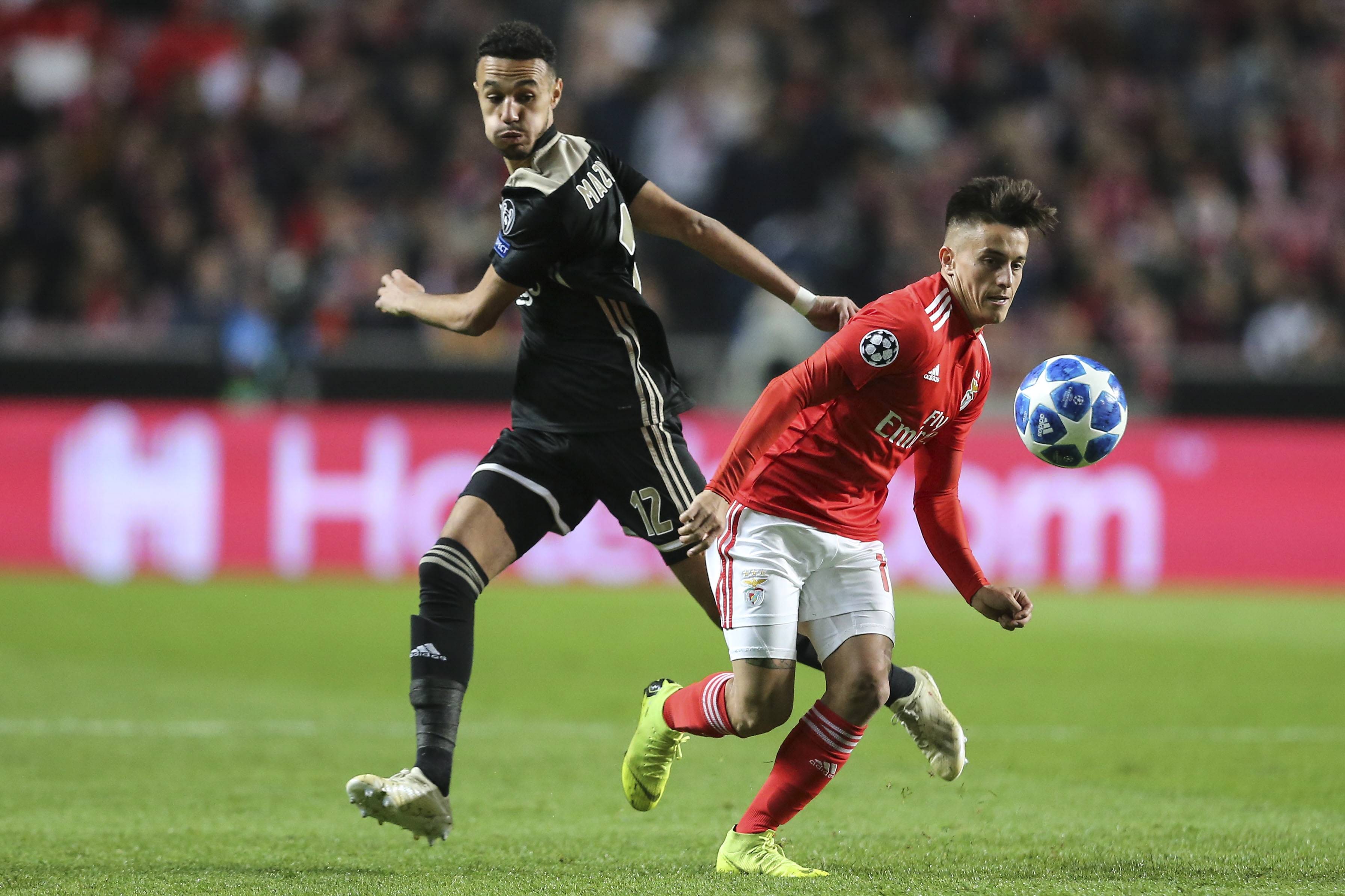 包含斯图加特训练开放日，清晨调整名单引欢呼，荷甲在即，球队文化再被提及的词条